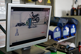 Diagnosemonitor am Arbeitsplatz von L&F Kfz-Technik